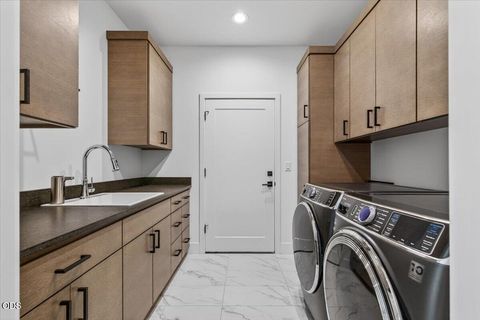 Tiny photo for 1300 Andrews Place, Jacksonville, OR 97530 (MLS # 220223402)