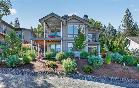 Tiny photo for 1300 Andrews Place, Jacksonville, OR 97530 (MLS # 220223402)