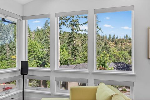 Tiny photo for 1300 Andrews Place, Jacksonville, OR 97530 (MLS # 220223402)