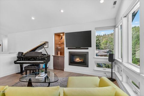 Tiny photo for 1300 Andrews Place, Jacksonville, OR 97530 (MLS # 220223402)