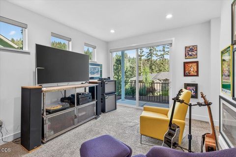 Tiny photo for 1300 Andrews Place, Jacksonville, OR 97530 (MLS # 220223402)