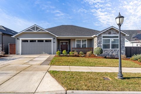 Photo of 2645 Farmington Avenue, Medford, OR 97504 (MLS # 220213925)