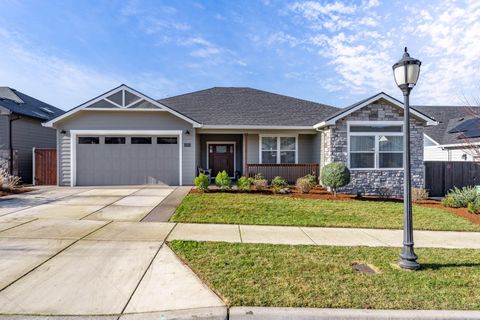 Photo of 2645 Farmington Avenue, Medford, OR 97504 (MLS # 220213925)