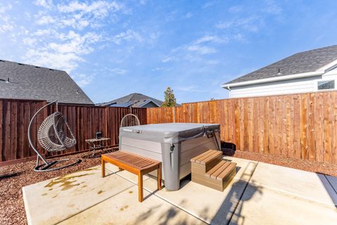 Tiny photo for 2645 Farmington Avenue, Medford, OR 97504 (MLS # 220213925)