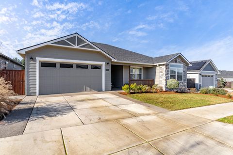 Tiny photo for 2645 Farmington Avenue, Medford, OR 97504 (MLS # 220213925)