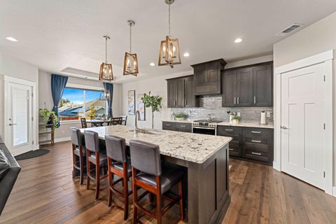 Tiny photo for 2645 Farmington Avenue, Medford, OR 97504 (MLS # 220213925)