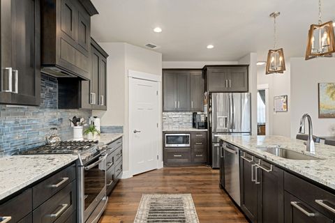 Tiny photo for 2645 Farmington Avenue, Medford, OR 97504 (MLS # 220213925)