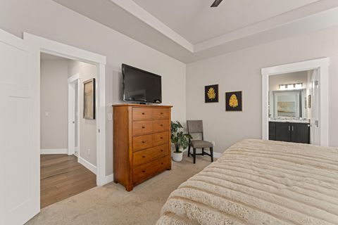 Tiny photo for 2645 Farmington Avenue, Medford, OR 97504 (MLS # 220213925)