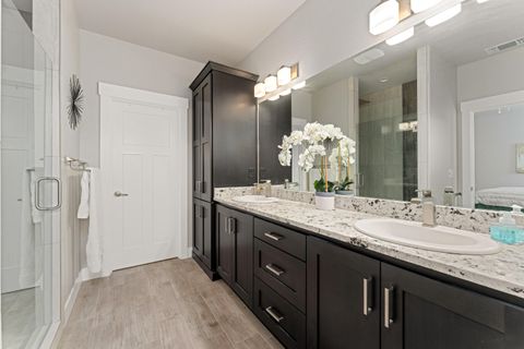 Tiny photo for 2645 Farmington Avenue, Medford, OR 97504 (MLS # 220213925)