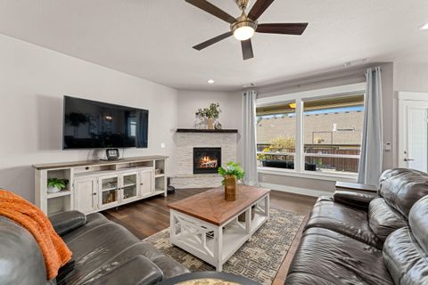 Tiny photo for 2645 Farmington Avenue, Medford, OR 97504 (MLS # 220213925)