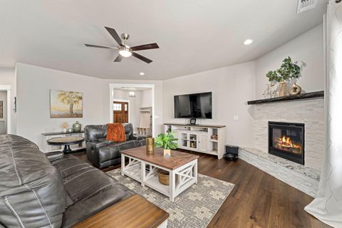 Tiny photo for 2645 Farmington Avenue, Medford, OR 97504 (MLS # 220213925)