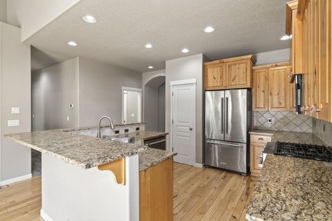 Tiny photo for 537 NW 28th Street, Redmond, OR 97756 (MLS # 220217028)