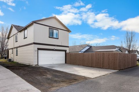 Tiny photo for 1331 NE 4th Street, Redmond, OR 97756 (MLS # 220217179)