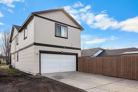 Tiny photo for 1331 NE 4th Street, Redmond, OR 97756 (MLS # 220217179)