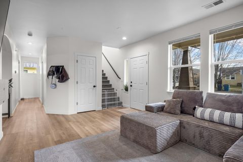 Tiny photo for 1331 NE 4th Street, Redmond, OR 97756 (MLS # 220217179)