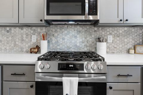 Tiny photo for 1331 NE 4th Street, Redmond, OR 97756 (MLS # 220217179)