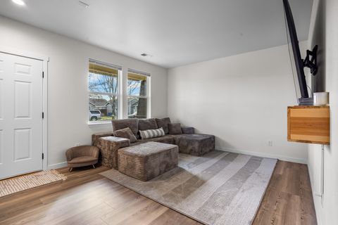 Tiny photo for 1331 NE 4th Street, Redmond, OR 97756 (MLS # 220217179)