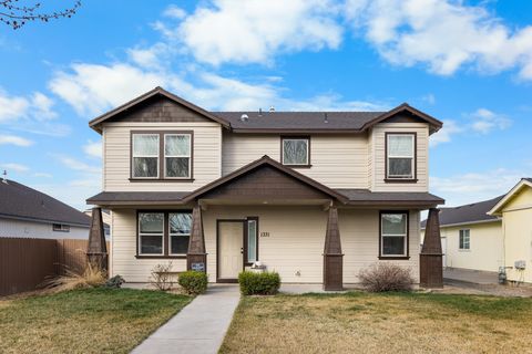 Tiny photo for 1331 NE 4th Street, Redmond, OR 97756 (MLS # 220217179)