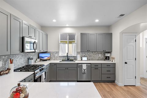 Tiny photo for 1331 NE 4th Street, Redmond, OR 97756 (MLS # 220217179)