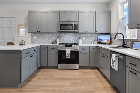 Tiny photo for 1331 NE 4th Street, Redmond, OR 97756 (MLS # 220217179)