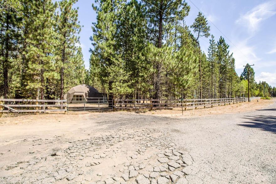 Well crafted Geometric dome style home, has 1 bedroom on the main level, and a nice loft area above that could be used as extra sleeping quarters. Come enjoy the outdoor Sauna on those cool nights. Great vacations place, nicely treed! Come store your toys under the lean-to/carport.