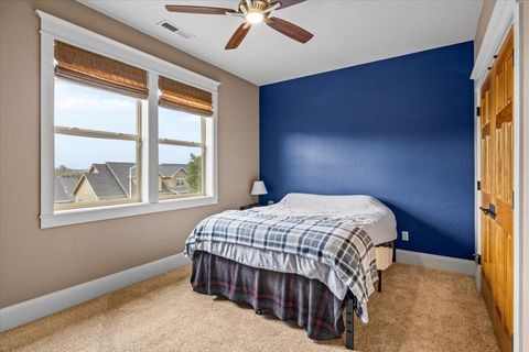 Tiny photo for 637 Oak Wood, Eagle Point, OR 97524 (MLS # 220216968)