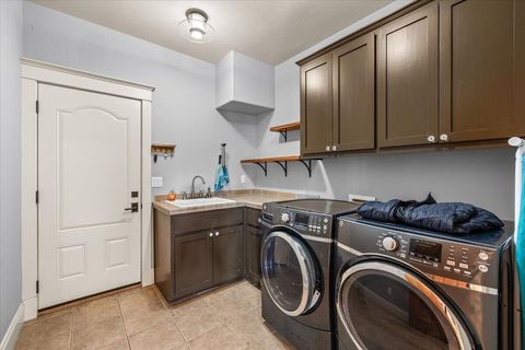 Tiny photo for 637 Oak Wood, Eagle Point, OR 97524 (MLS # 220216968)