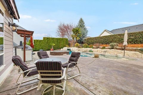 Tiny photo for 637 Oak Wood, Eagle Point, OR 97524 (MLS # 220216968)