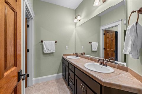 Tiny photo for 637 Oak Wood, Eagle Point, OR 97524 (MLS # 220216968)