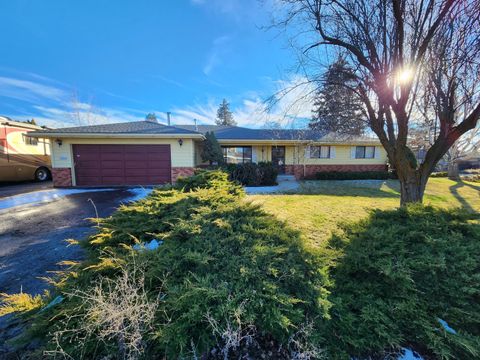 Photo of 6908 Verda Vista Place, Klamath Falls, OR 97603 (MLS # 220213978)