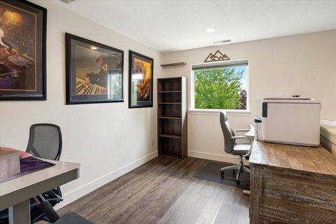 Tiny photo for 1622 NW Rimrock Court, Redmond, OR 97756 (MLS # 220219370)