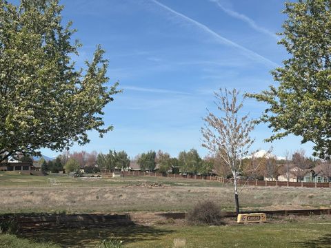 Tiny photo for 1622 NW Rimrock Court, Redmond, OR 97756 (MLS # 220219370)