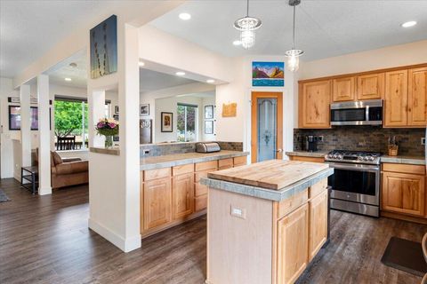Tiny photo for 1622 NW Rimrock Court, Redmond, OR 97756 (MLS # 220219370)