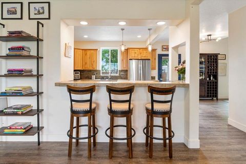 Tiny photo for 1622 NW Rimrock Court, Redmond, OR 97756 (MLS # 220219370)