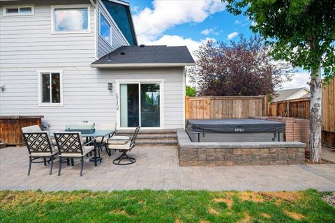 Tiny photo for 1622 NW Rimrock Court, Redmond, OR 97756 (MLS # 220219370)