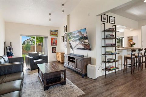 Tiny photo for 1622 NW Rimrock Court, Redmond, OR 97756 (MLS # 220219370)