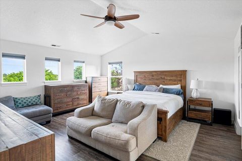 Tiny photo for 1622 NW Rimrock Court, Redmond, OR 97756 (MLS # 220219370)