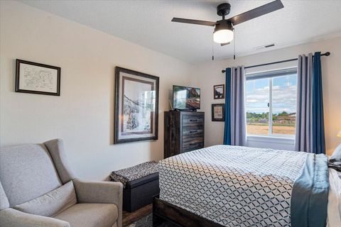 Tiny photo for 1622 NW Rimrock Court, Redmond, OR 97756 (MLS # 220219370)