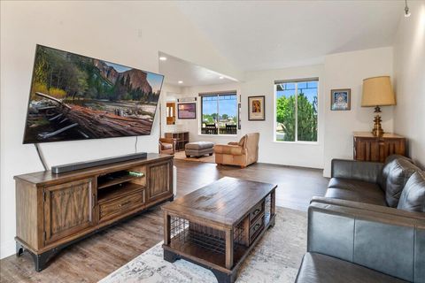 Tiny photo for 1622 NW Rimrock Court, Redmond, OR 97756 (MLS # 220219370)