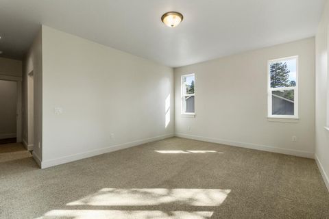 Tiny photo for 1092 Timber Ridge Loop, Klamath Falls, OR 97601 (MLS # 220215636)