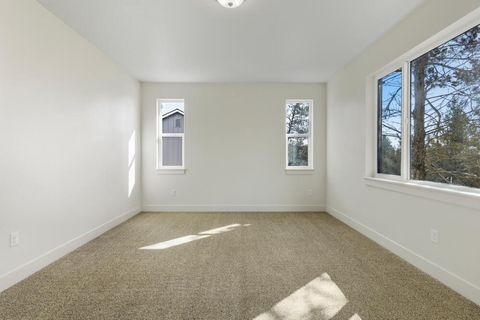 Tiny photo for 1092 Timber Ridge Loop, Klamath Falls, OR 97601 (MLS # 220215636)