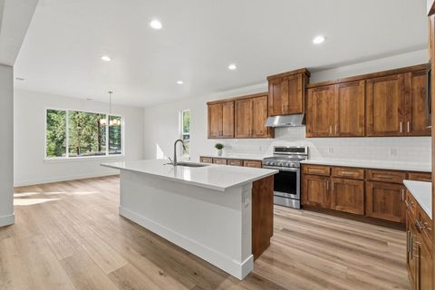 Tiny photo for 1092 Timber Ridge Loop, Klamath Falls, OR 97601 (MLS # 220215636)