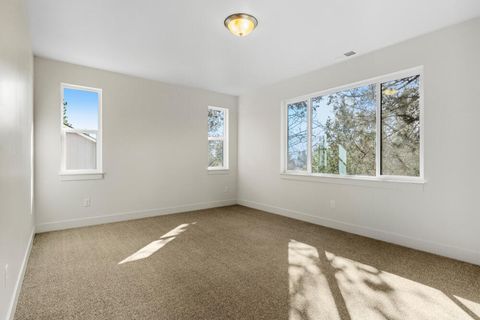 Tiny photo for 1092 Timber Ridge Loop, Klamath Falls, OR 97601 (MLS # 220215636)