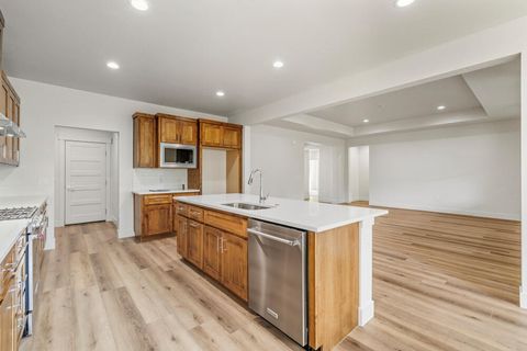 Tiny photo for 1092 Timber Ridge Loop, Klamath Falls, OR 97601 (MLS # 220215636)