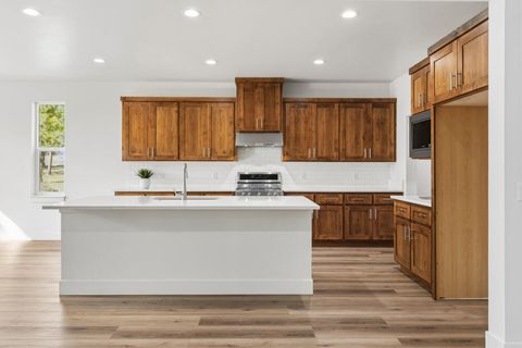 Tiny photo for 1092 Timber Ridge Loop, Klamath Falls, OR 97601 (MLS # 220215636)