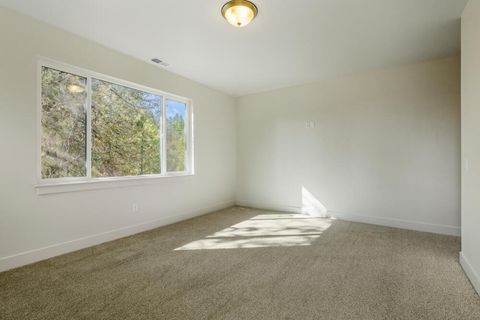 Tiny photo for 1092 Timber Ridge Loop, Klamath Falls, OR 97601 (MLS # 220215636)