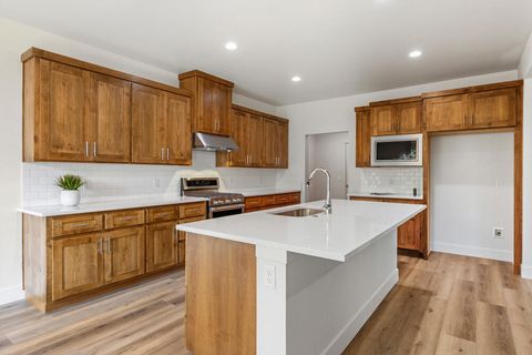 Tiny photo for 1092 Timber Ridge Loop, Klamath Falls, OR 97601 (MLS # 220215636)