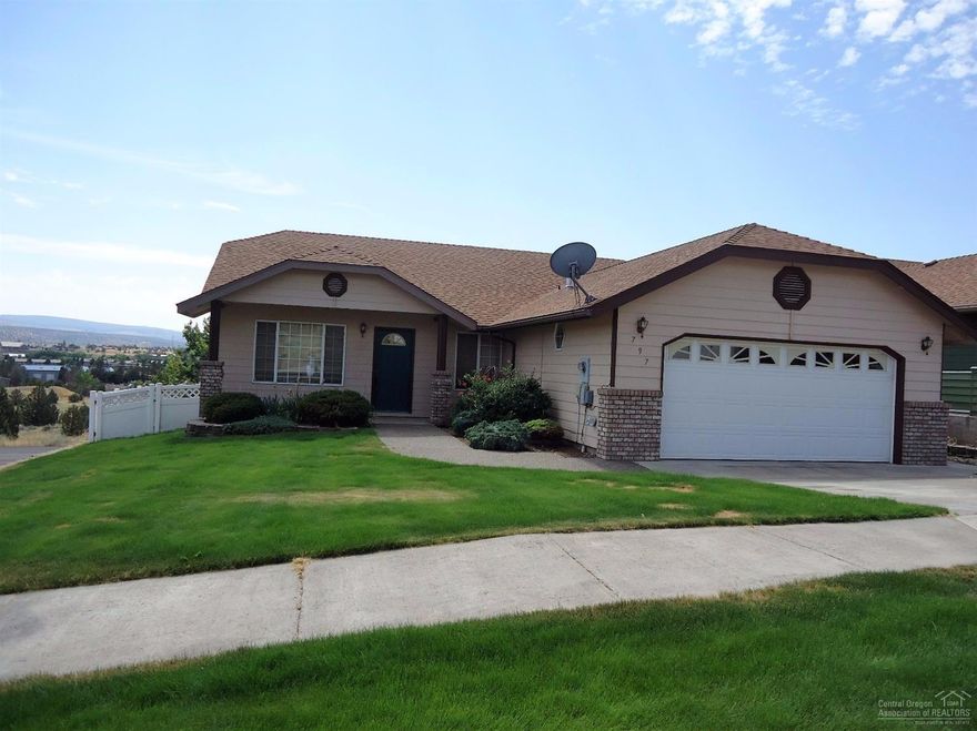 This wonderful home in Madras is ready for you to move into. Great open floor plan w/3 bedrooms, 2 bath, 1526 sq.ft. Fabulous open kitchen w/plenty of storage. Fenced landscaped with nice back patio to look at the city.