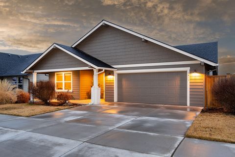Tiny photo for 1811 NE 3rd Street, Redmond, OR 97756 (MLS # 220219798)