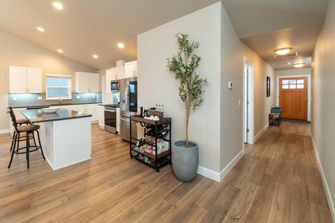 Tiny photo for 1811 NE 3rd Street, Redmond, OR 97756 (MLS # 220219798)